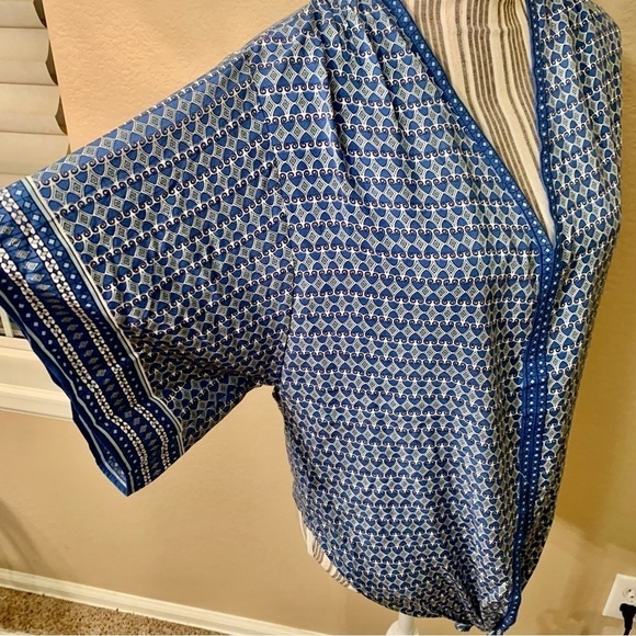 NWT Max Studio Top XS Kimono Style Top 100% Rayon Blue Shades White Short Slvs - Picture 7 of 16